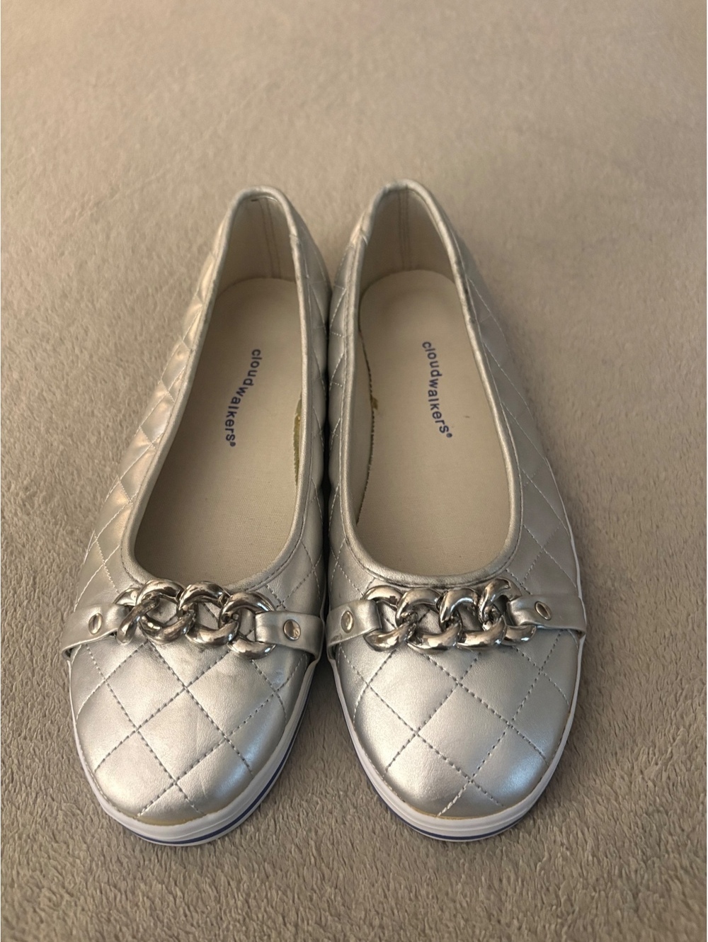 Cloudwalkers by Avenue Katie Silver Quilted Chain Flats 9.5W